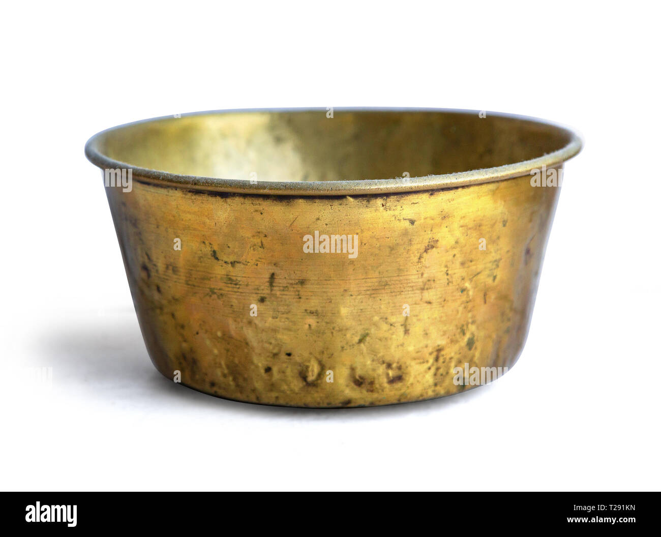 https://c8.alamy.com/comp/T291KN/antique-copper-bowl-for-pot-plant-isolated-on-white-with-clipping-path-T291KN.jpg