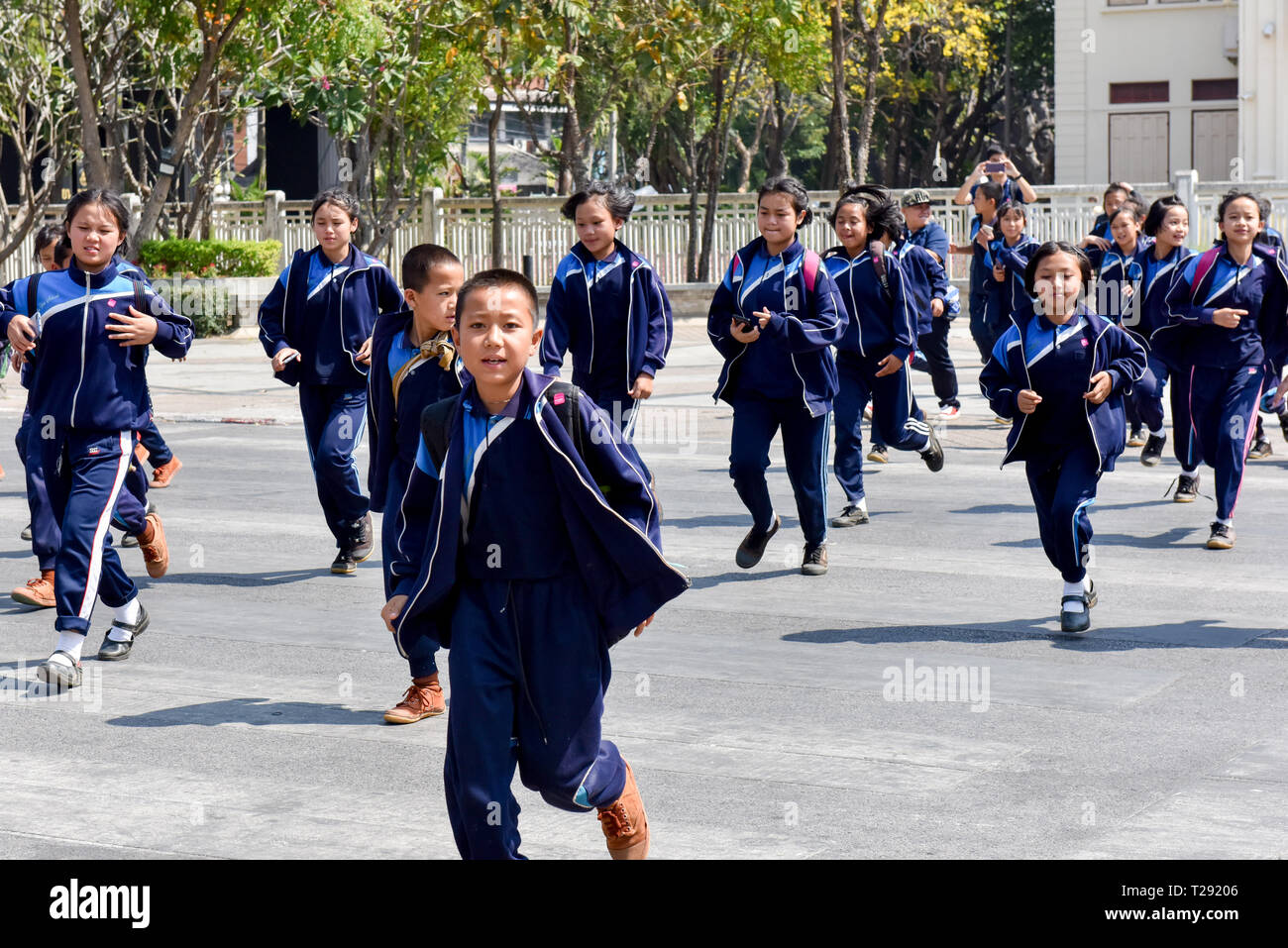 Thai schoolchildren visiting the Three Kings Monument in Chiang Mai ...