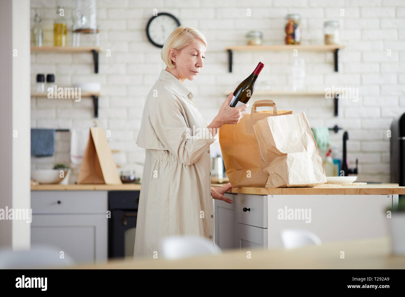 Mature woman shopping bags hires stock photography and images Alamy