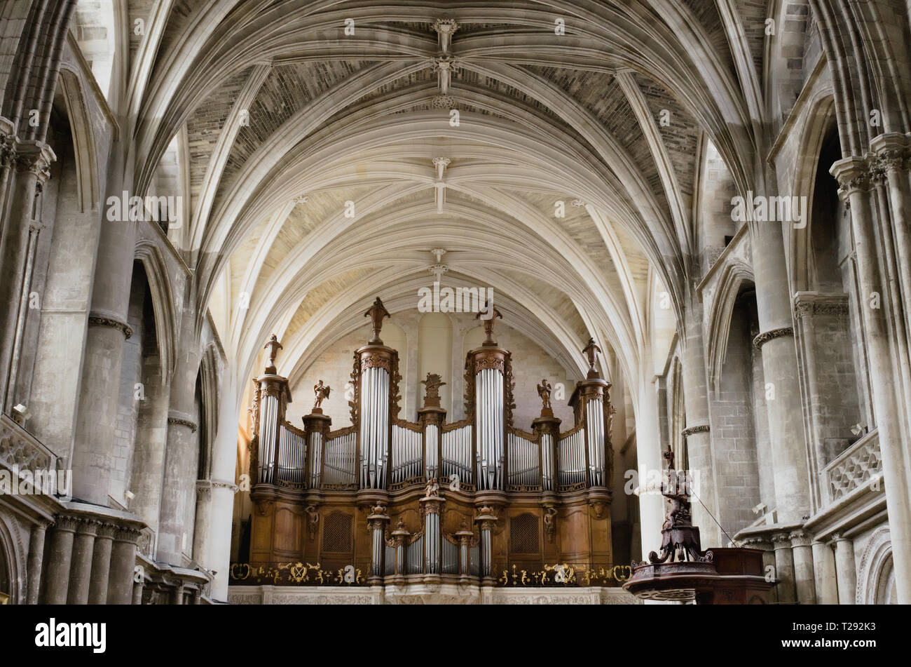 Great organ and architecture within the Gothic Cathedral of Saint-andré, Bordeaux, France Stock Photo