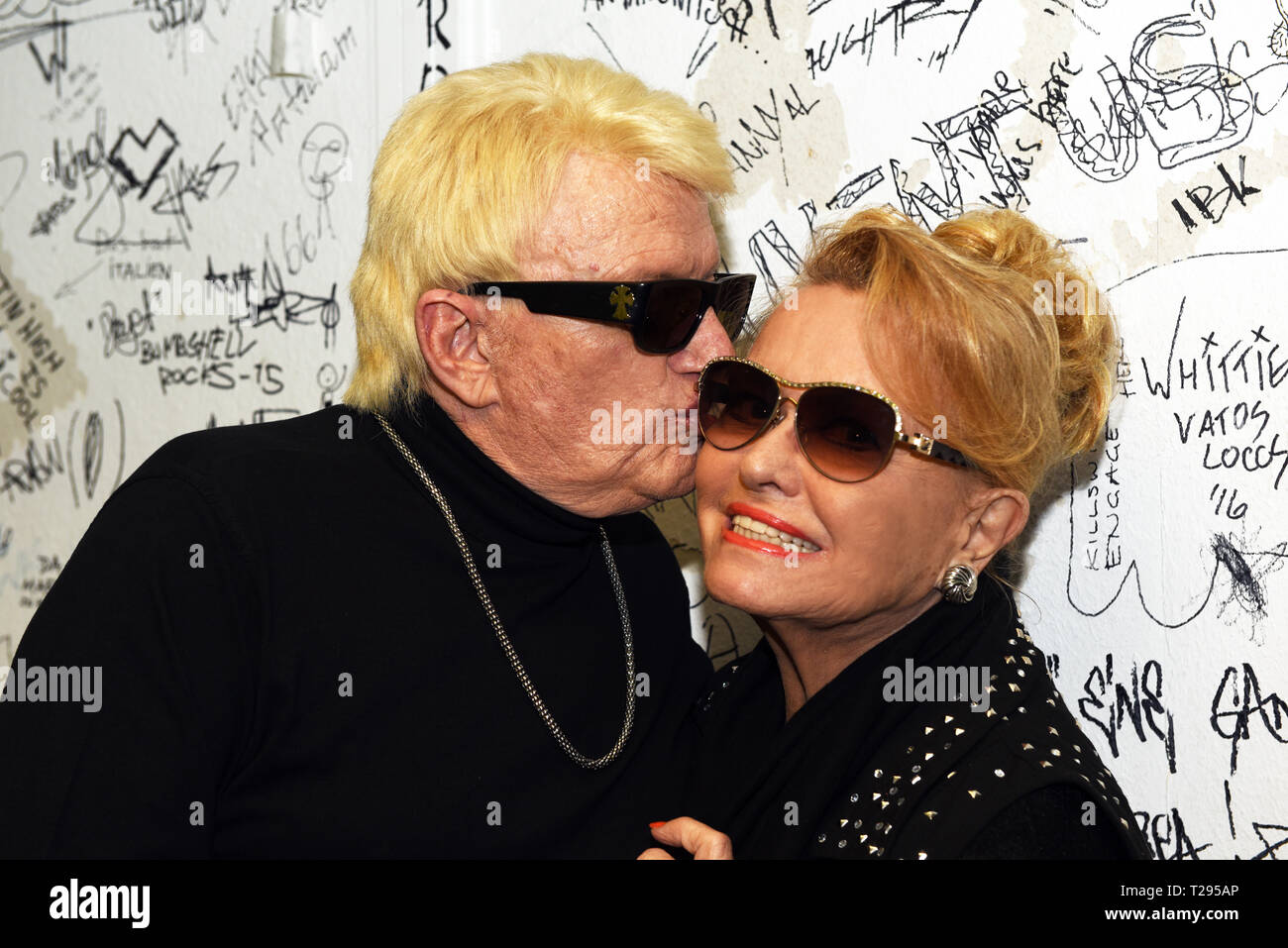 Cologne, Germany. 30th March 2019.  The singer Heino gives his wife Hannelore a kiss on the cheek in the dressing room of the 'Live Musik Hall' during a photo shoot. On his farewell tour 'und Tschüss', at his last concert in Germany, he stood on stage in the evening. Photo: Horst Ossinger//dpa Credit: dpa picture alliance/Alamy Live News Stock Photo