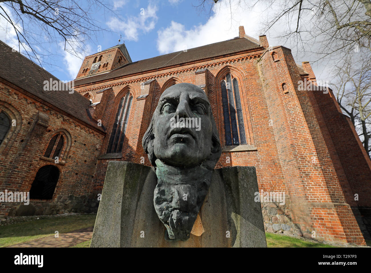 Penzlin, Germany. 25th Mar, 2019. A memorial, created by Walther Preik, commemorates the poet and Homer translator Johann Heinrich Voss (1751-1826), who went to school in the opposite principal's house. On 29.03.2019 a house of literature will be opened in the former Voss school building. Credit: Bernd Wüstneck/dpa-Zentralbild/ZB/dpa/Alamy Live News Stock Photo