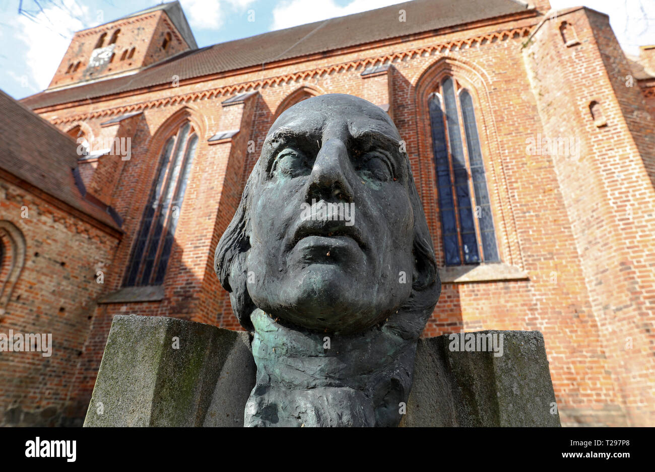 Penzlin, Germany. 25th Mar, 2019. A memorial, created by Walther Preik, commemorates the poet and Homer translator Johann Heinrich Voss (1751-1826), who went to school in the opposite principal's house. On 29.03.2019 a house of literature will be opened in the former Voss school building. Credit: Bernd Wüstneck/dpa-Zentralbild/ZB/dpa/Alamy Live News Stock Photo