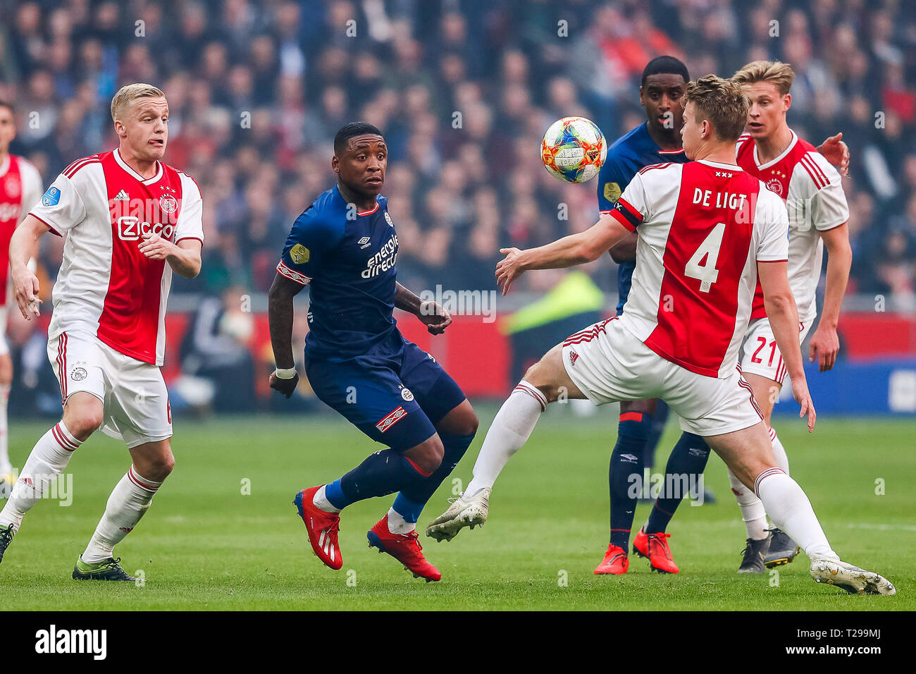 Amsterdam, Netherlands. 31st Mar, 2019. AMSTERDAM, 31-03-2019 football,  Dutch Eredivisie Season 2018 - 2019, Johan CruyffArena , (Left-right) Ajax  player Donny van de Beek, PSV player Steven Bergwijn, Ajax player Matthijs  de