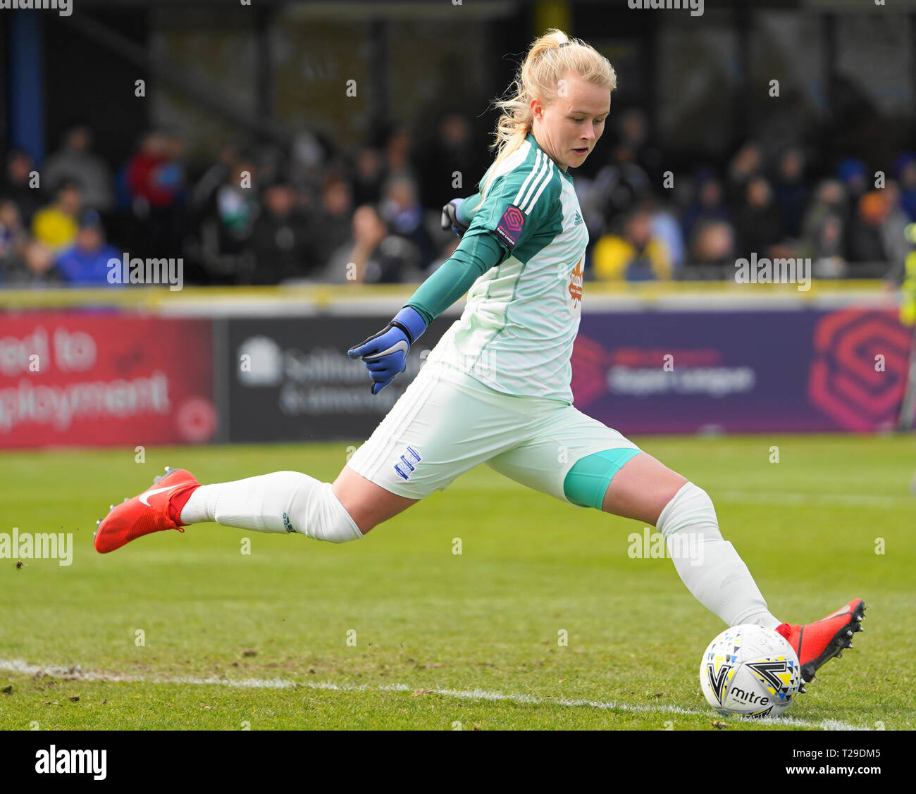 Solihull, UK. 31st Mar, 2019. SOLIHULL, ENGLAND - MARCH 31: Hannah Hampton of Birmingham City Women goalkick during the FA Women's Super League football match between Birmingham City Women vs Arsenal Women at Solihull Moors FC, Damson Park on March 31, 2019 in Solihull, England. Credit: Action Foto Sport/Alamy Live News Stock Photo