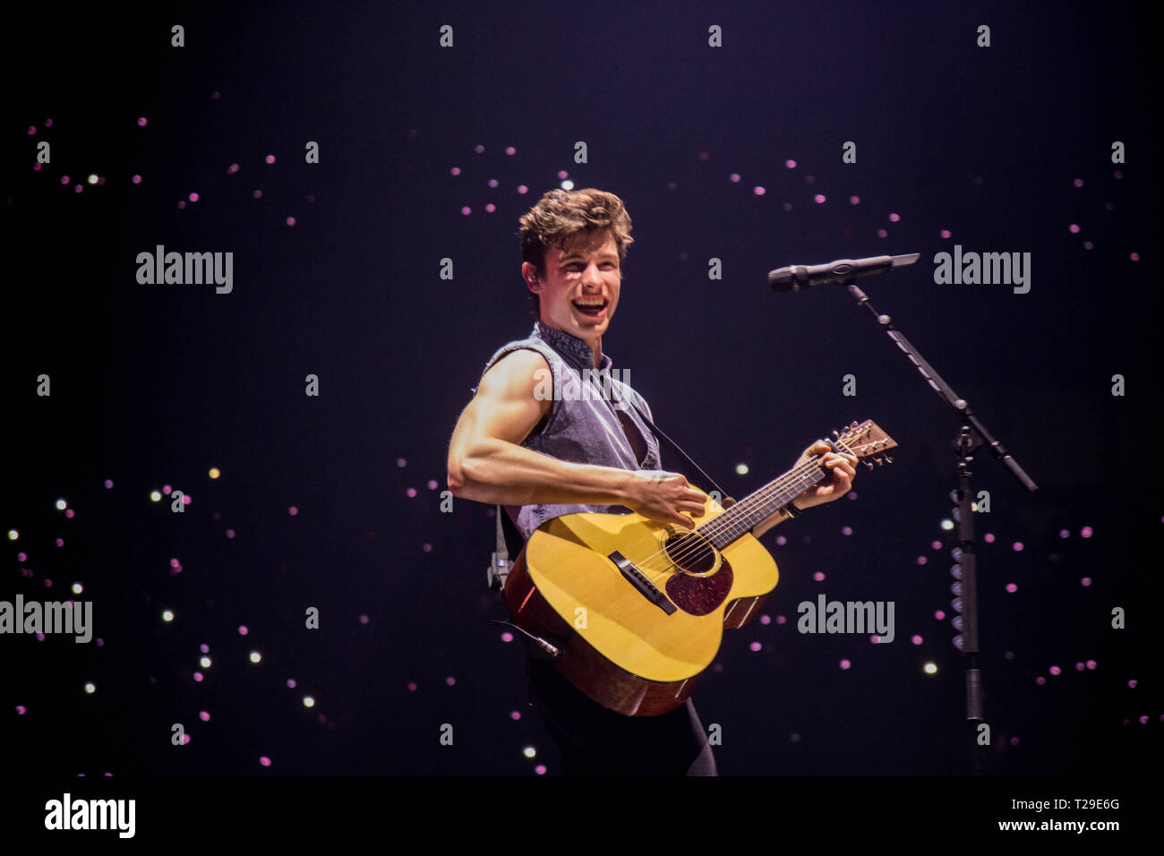 Shawn mendes hires stock photography and images Alamy