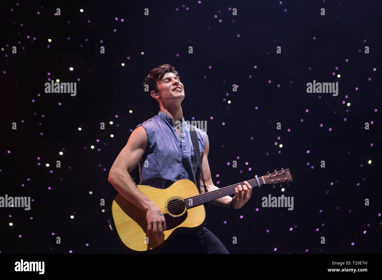 Shawn mendes hires stock photography and images Alamy