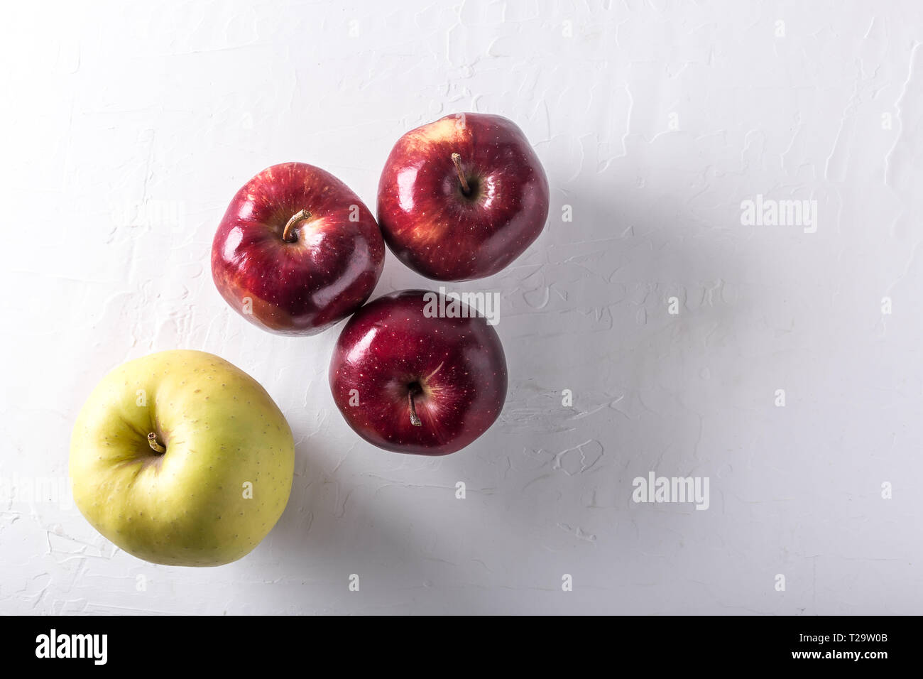 https://c8.alamy.com/comp/T29W0B/red-delicious-or-stark-apples-fruits-on-a-wooden-board-with-copyspace-T29W0B.jpg