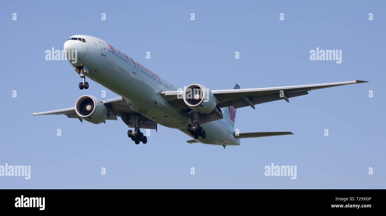 Air Canada Boeing 777 C-FIVM on final approach to London-Heathrow Airport LHR Stock Photo
