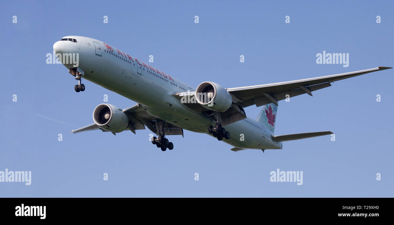 Air Canada Boeing 777 C-FIVM on final approach to London-Heathrow Airport LHR Stock Photo