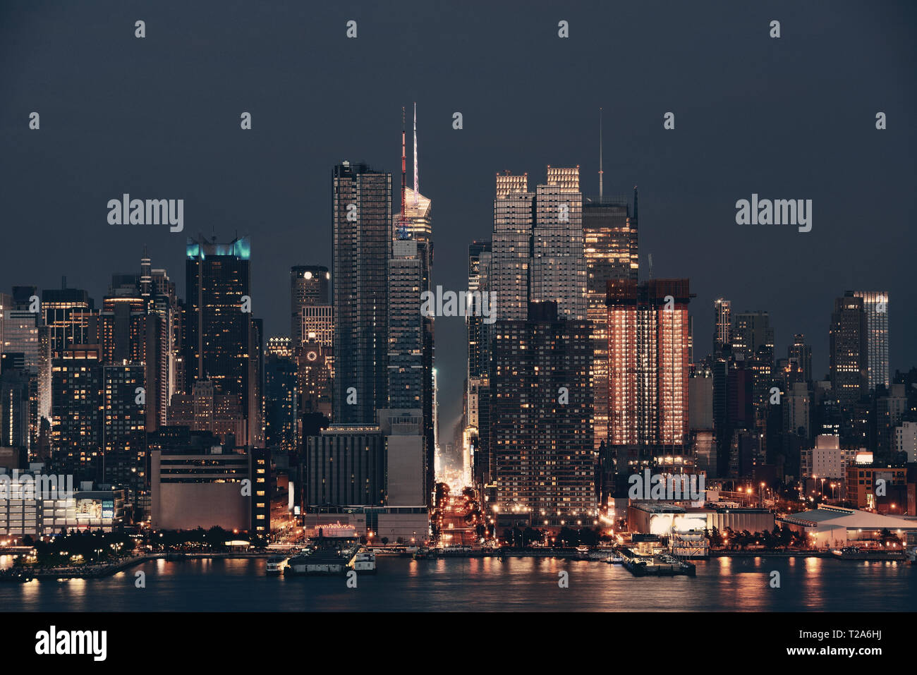 Manhattan midtown skyscrapers and New York City skyline at night Stock ...