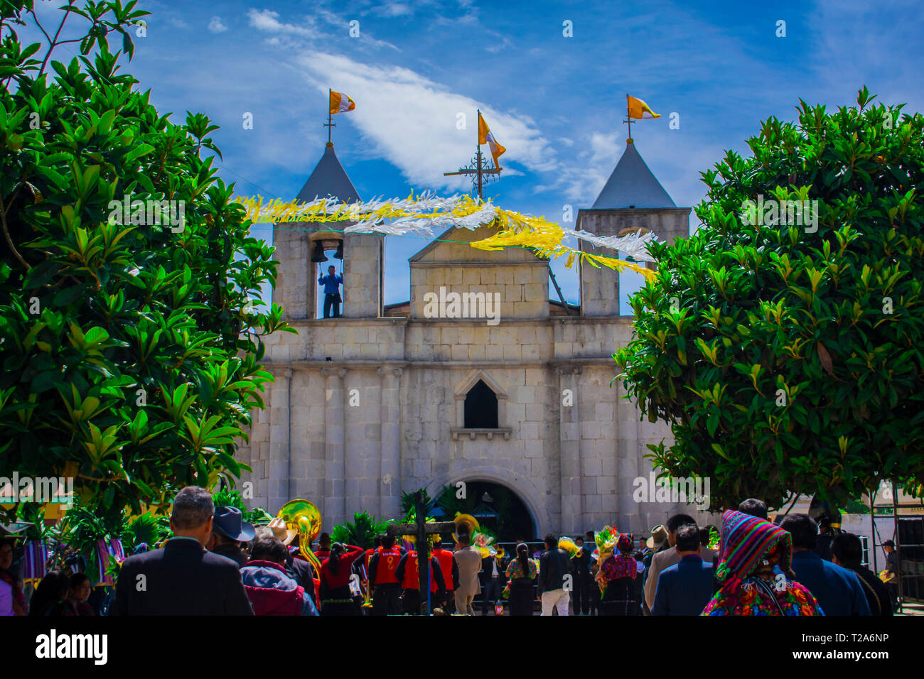 iglesia parroquial de santo niño de la cruz cajola  un dia de festividad, gran eclipse al sol 1 de mayo del 2018 gente libre y feliz tradicion cultua Stock Photo