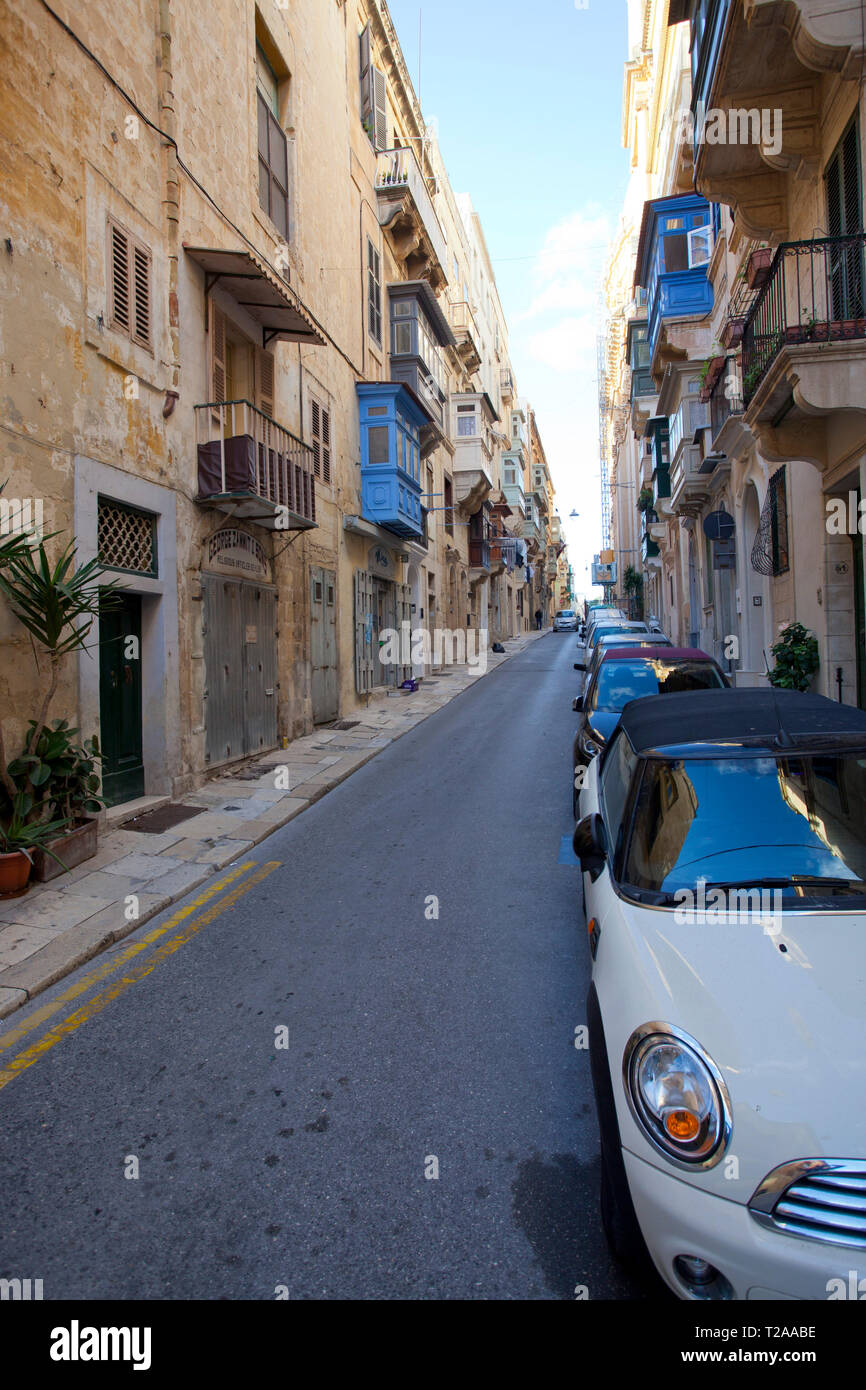 Narrow street cars hi-res stock photography and images - Alamy