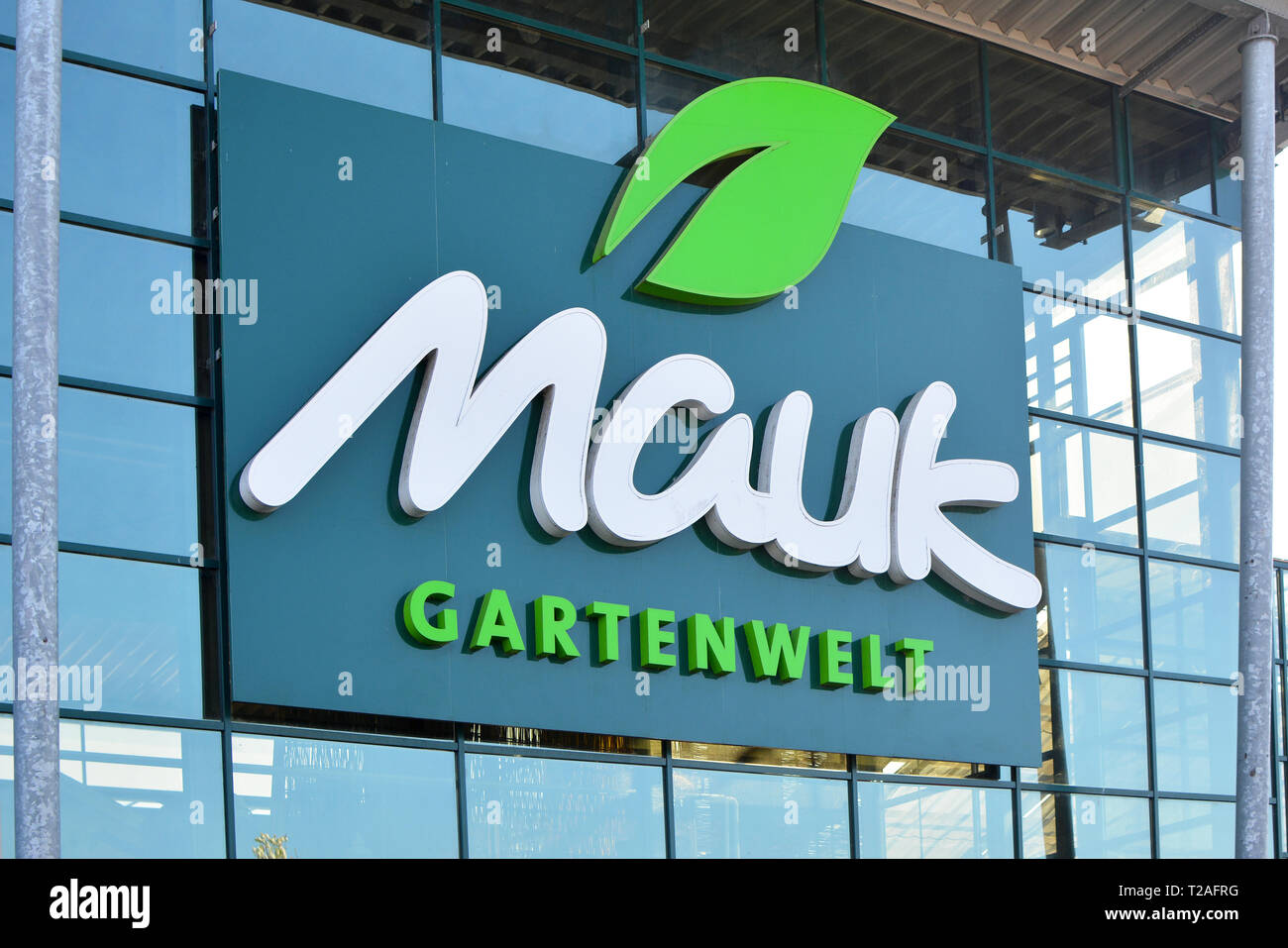 Store front with shop logo of German garten plant retail store chain called  "Mauk Gartenwelt Stock Photo - Alamy