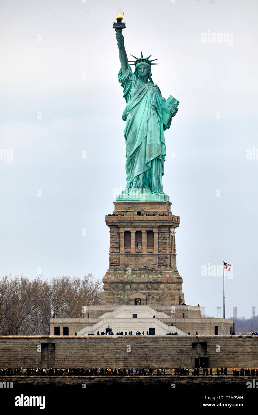 The staten island ferry passing the statue of liberty hires stock