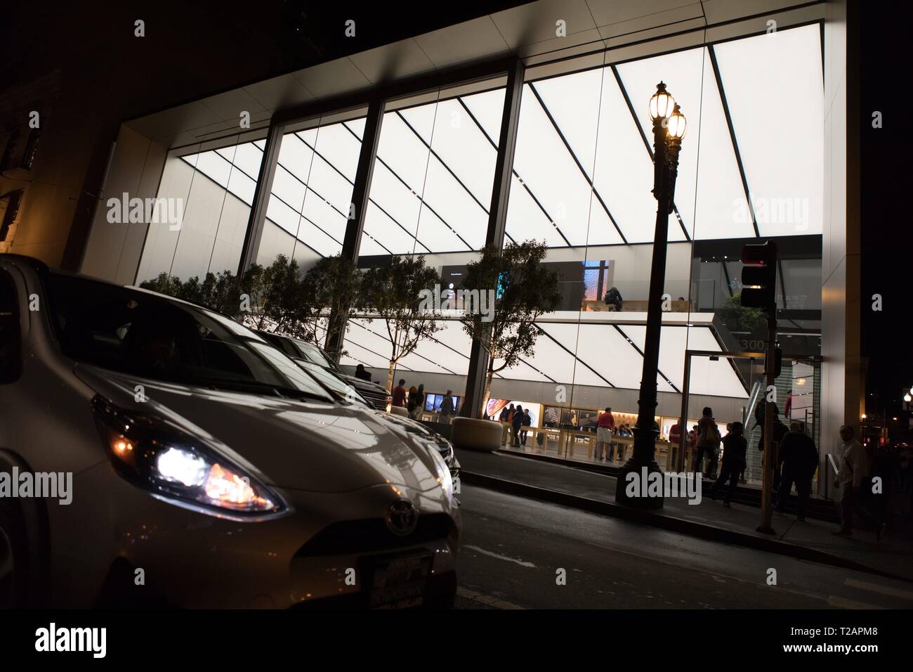 Illuminated Apple Store San Francisco, in November 2018. | usage worldwide Stock Photo