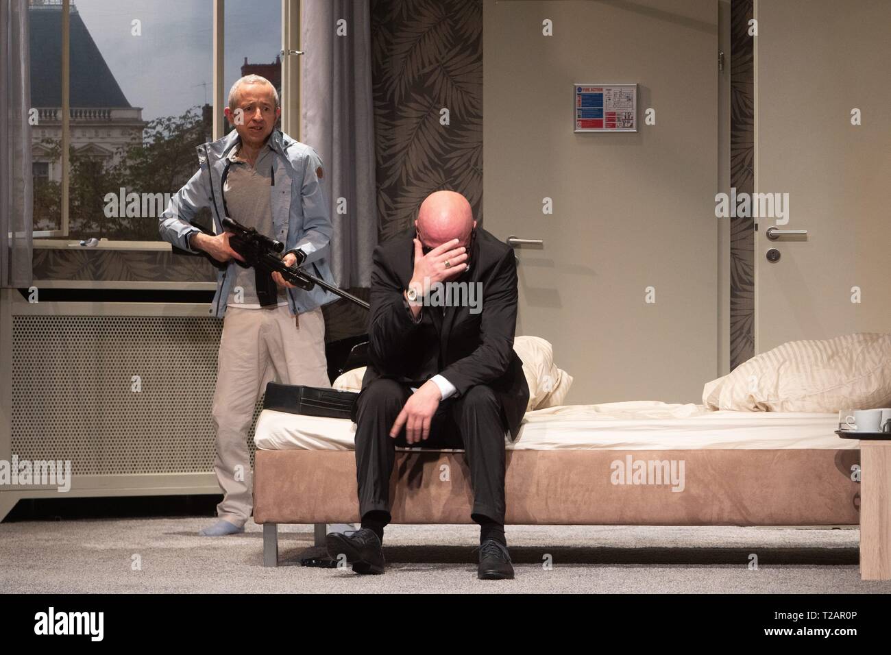 2019.03-15, Hamburg: Actors Sewan Latchinian and Jacques Ulrich (with gun)  rehearsing the comedy "The Nuisance"