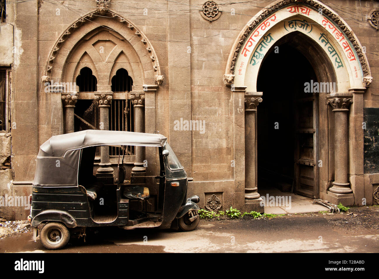 Dusty rickshaw outside Nagarkar dagdi Wada, Pune, India. Stock Photo