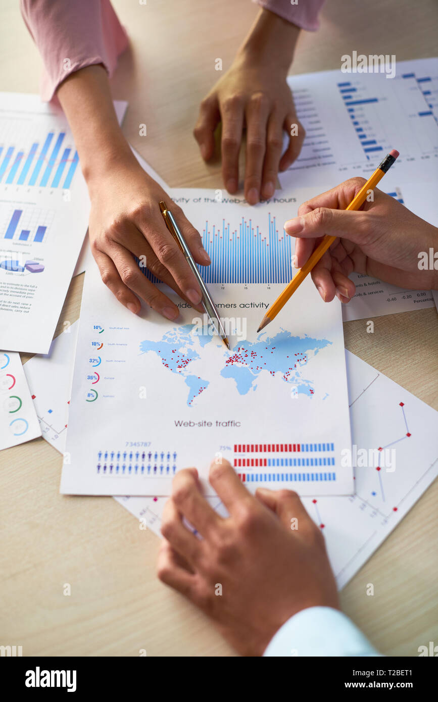 People Discussing Map Coworkers discussing map chart Stock Photo - Alamy