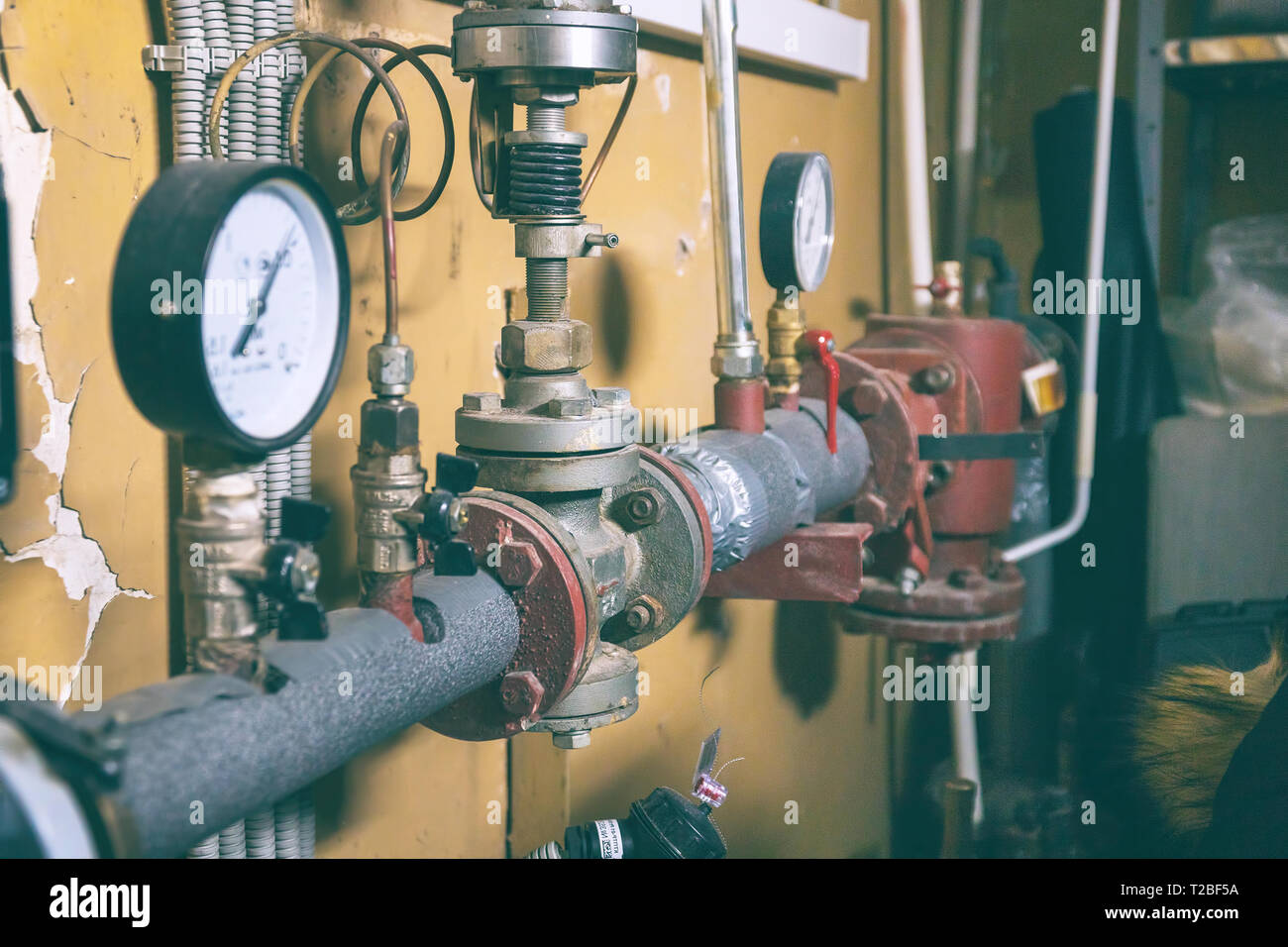 Sanitary engineering. Connection of the supply pump in the home heating system. Pressure gauge