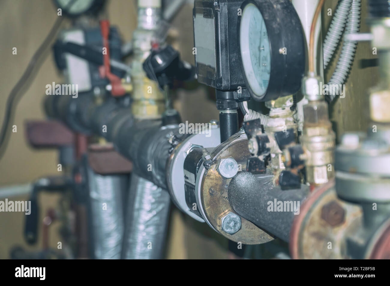 Sanitary engineering. Connection of the supply pump in the home heating system. Pressure gauge