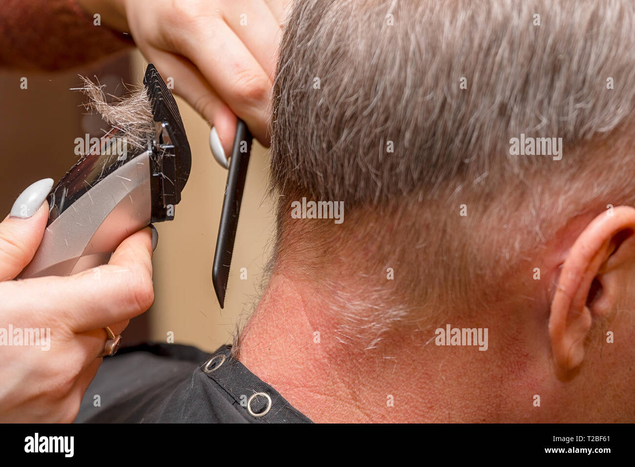 cutting man's hair with clippers