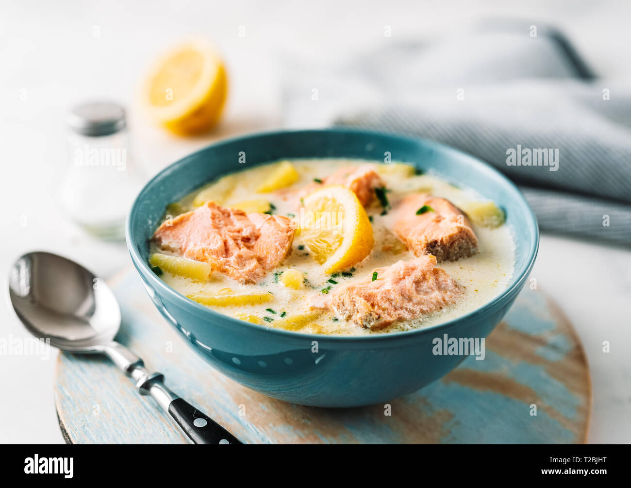 грибной суп из лисичек. уха с семгой. суп из брюшек семги. финский рыбный суп лохикейтто. лохикейтто финский сливочный суп с лососем.