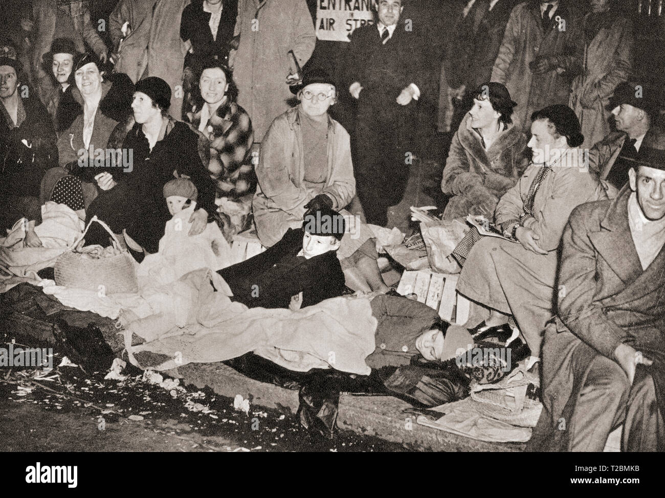 George 1937 coronation crowds hi-res stock photography and images - Alamy