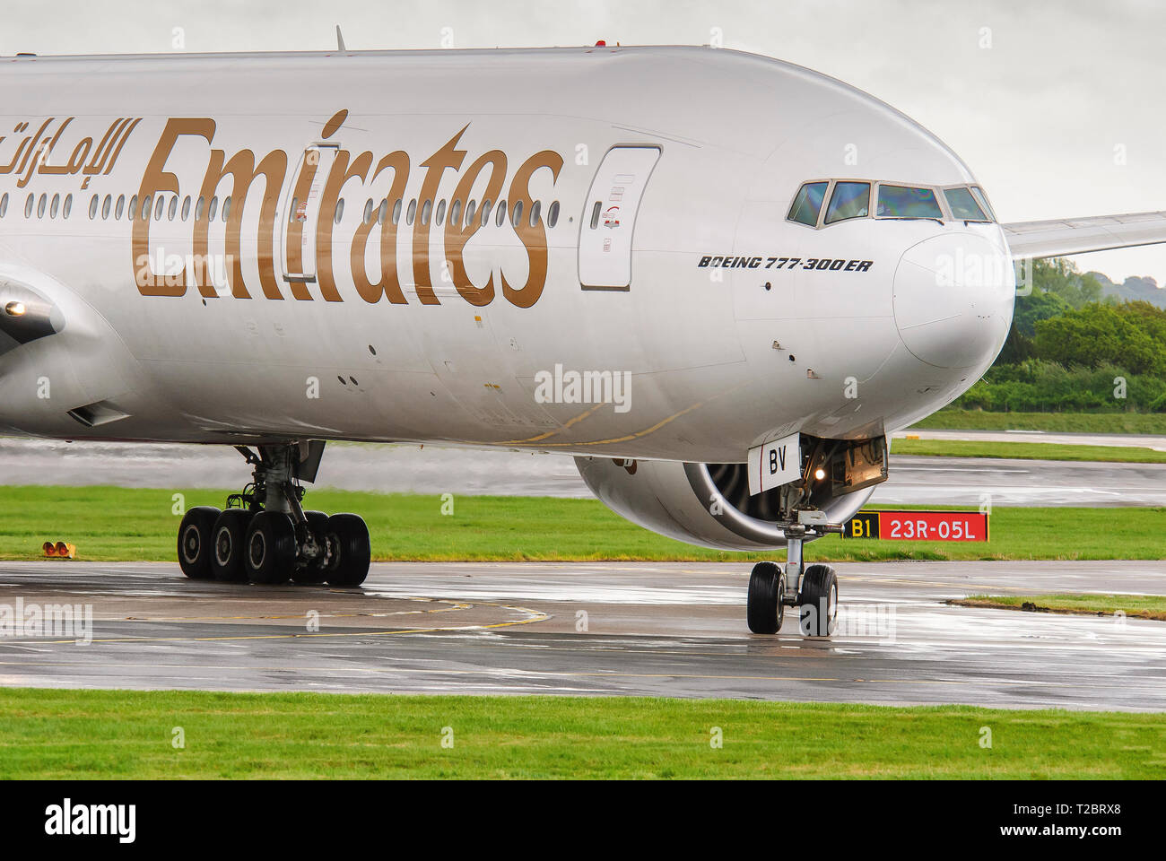 Emirates airlines boeing 777 300 hi-res stock photography Emirates airlines boeing 777 300 hi-res stock photography