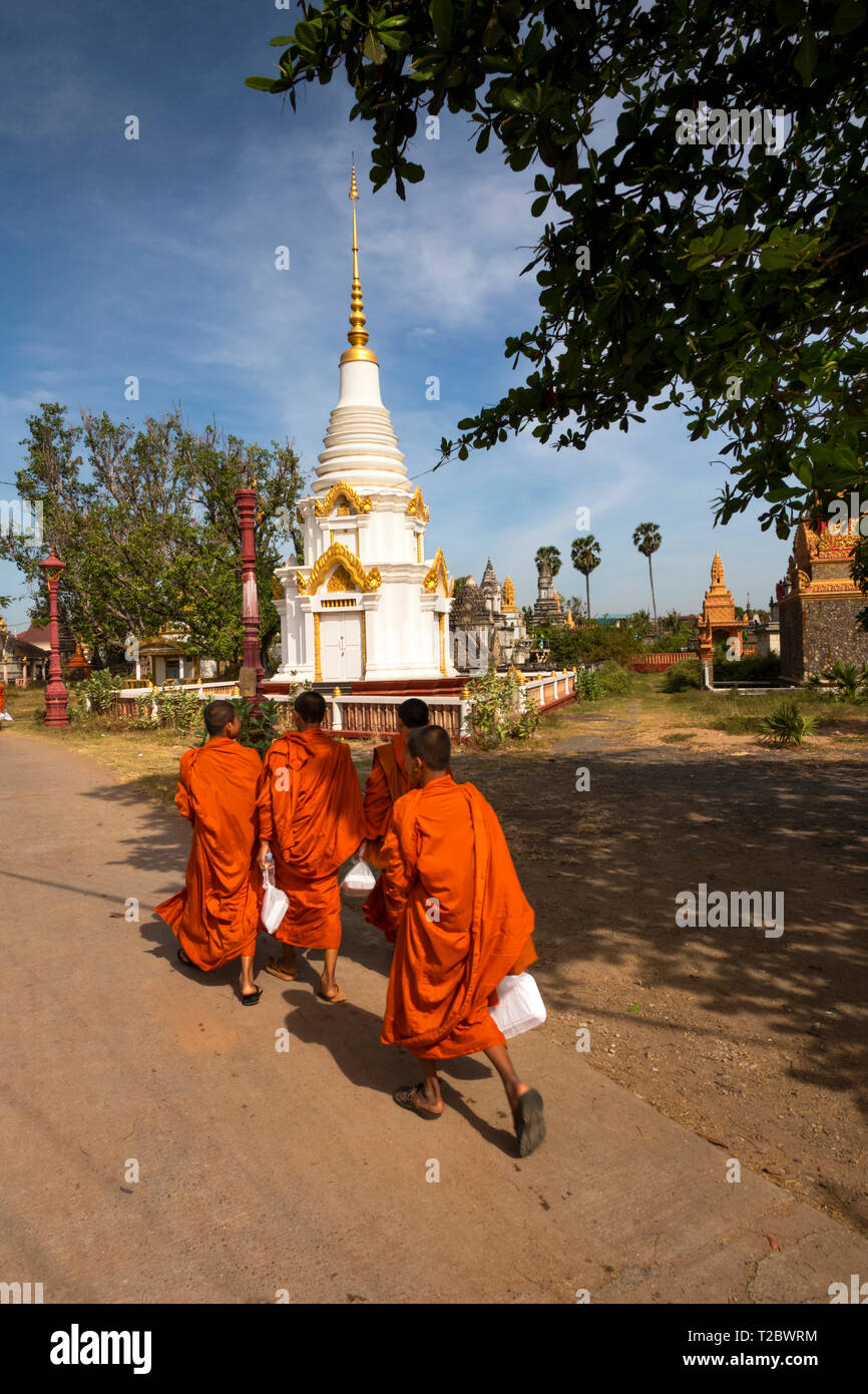 Cambodia, Kampong (Kompong) Cham, Banteay Prei Nokor, monks returning to monastery with alms Stock Photo