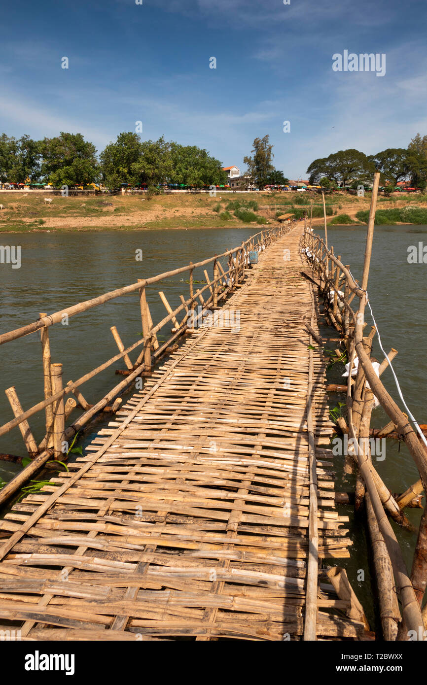 Cambodia, Kampong (Kompong) Cham, Koh Paen; hand built bamboo bridge connecting river island of Ko Pen Stock Photo