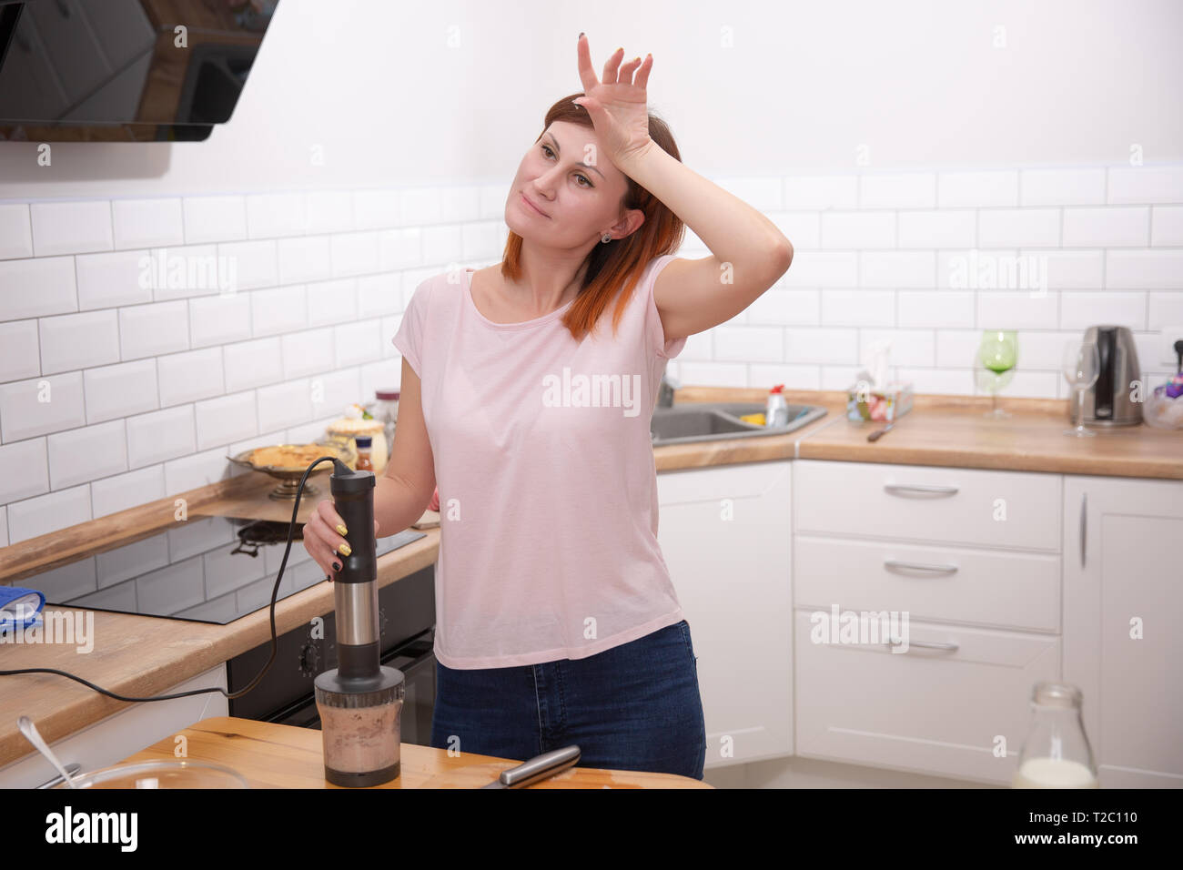 Уборка юмор. Скучный мужчина. Жена устает после работы. Уставшая женщина. Уставшая домохозяйка.