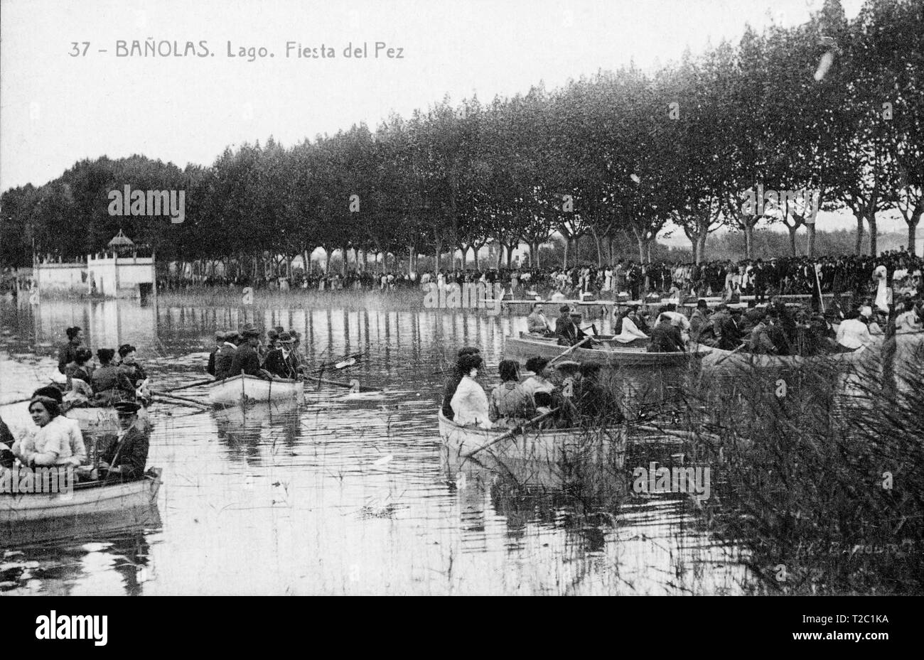 Tarjeta postal del lago de Banyoles. Celebracion de la Fiesta del pez, consistente en el lanzamiento de peces al agua con el objetivo de repoblar las aguas del estanque. Año 1915. Stock Photo