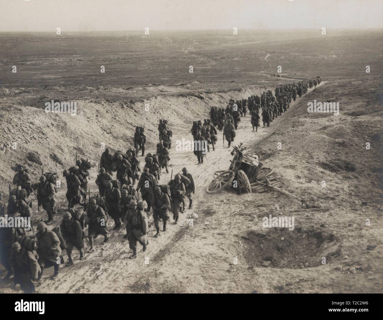 Francia. Primera guerra mundial (1914-1918). Columna de tropas francesas dirigiéndose a las posiciones de Fournille, Marne. Stock Photo