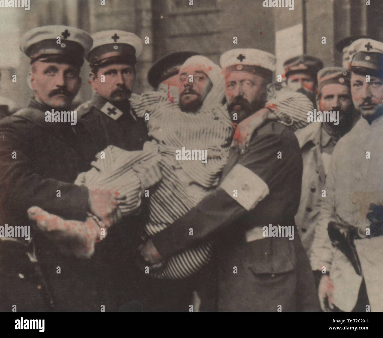 Primera guerra mundial (1914-1918). Miembros de la Cruz Roja alemana con heridos belgas. Stock Photo