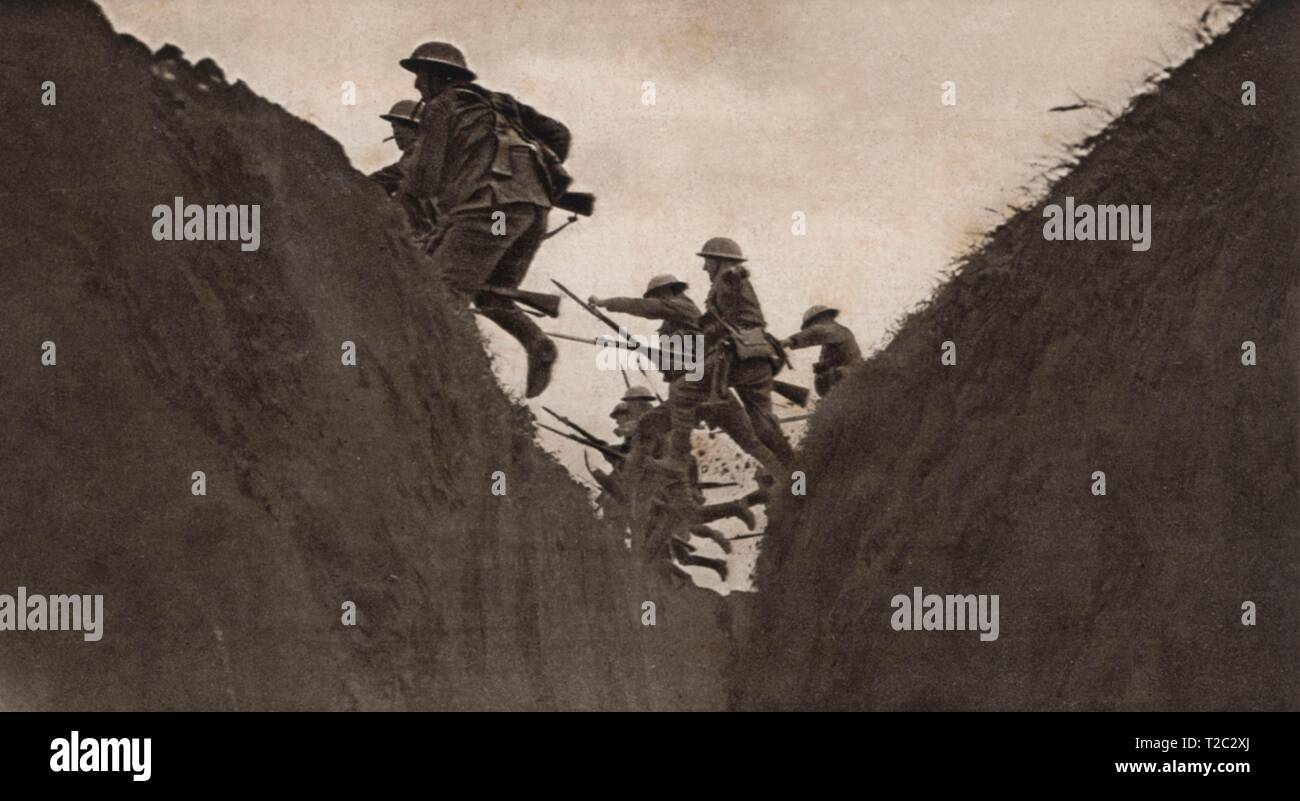 Primera guerra mundial (1914-1918). Asalto a la bayoneta de la infanteria británica cruzando profundas trincheras. Año 1916. Stock Photo