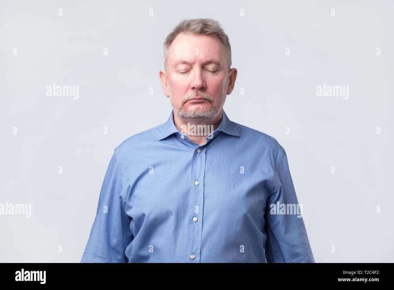 Free Photo  Mature man pretending to show something in shirt