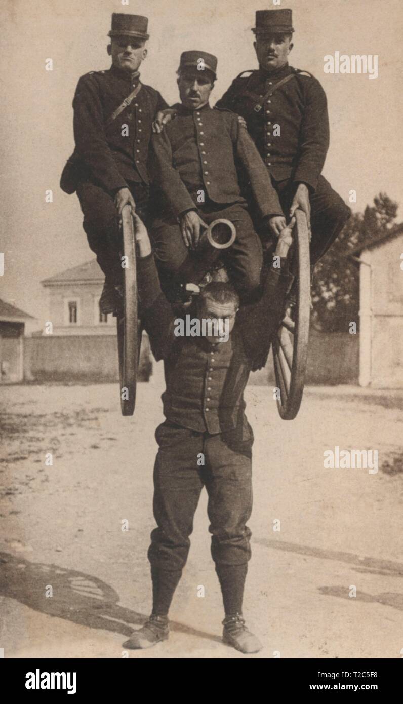 Primera guerra mundial (1914-1918). Artillero francés soportando el peso de un cañón y tres compañeros, aproximadamente unos 520 kilogramos. Stock Photo