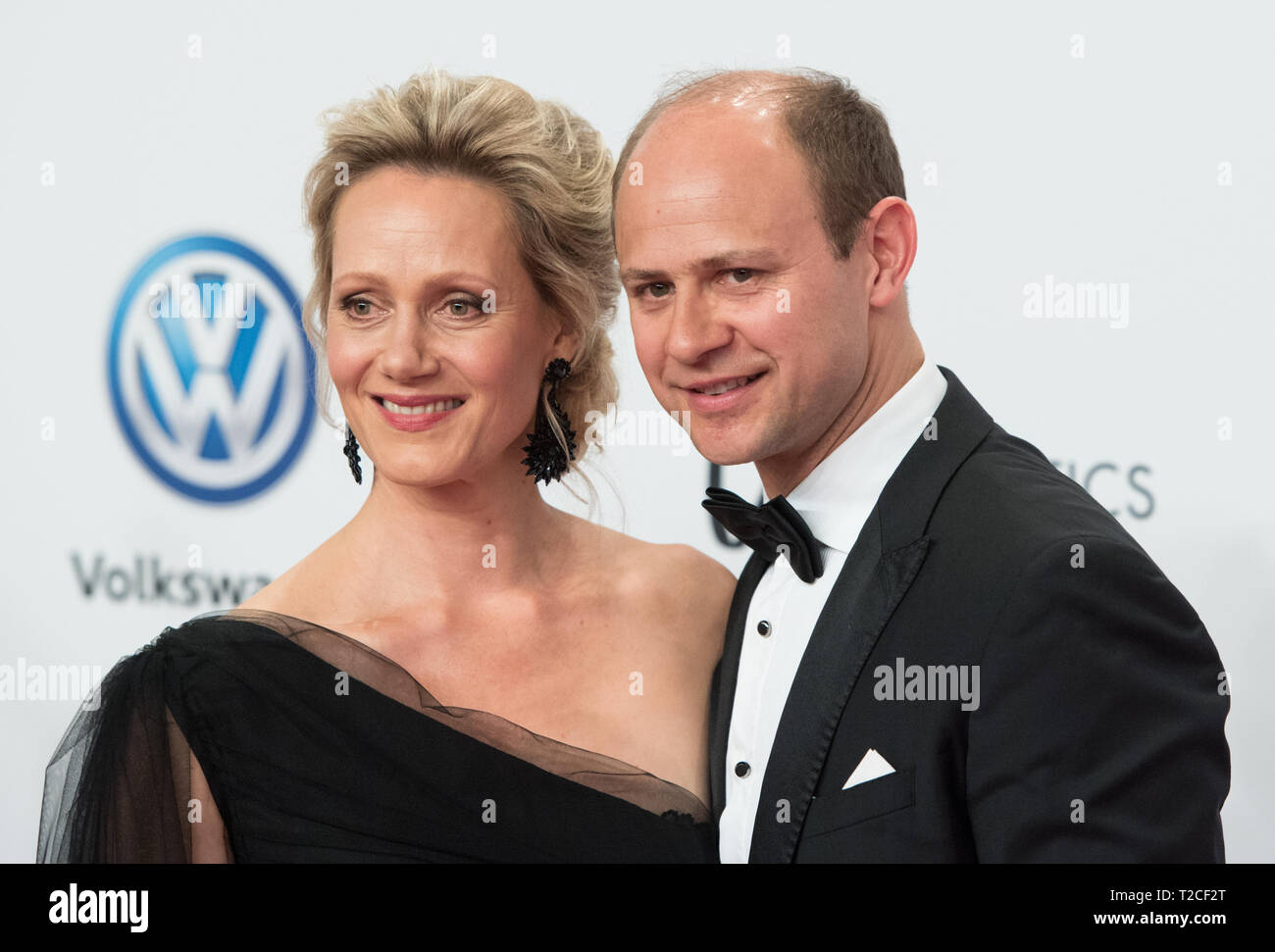 Berlin, Deutschland. 30th Mar, 2019. Actress Anna SCHUDT (nominated for the category 'Best Actress') with husband Moritz FUEHRMANN Red Carpet for the Golden Camera 2019 in Berlin, Germany on 30.03.2019. | Usage worldwide Credit: dpa/Alamy Live News Stock Photo