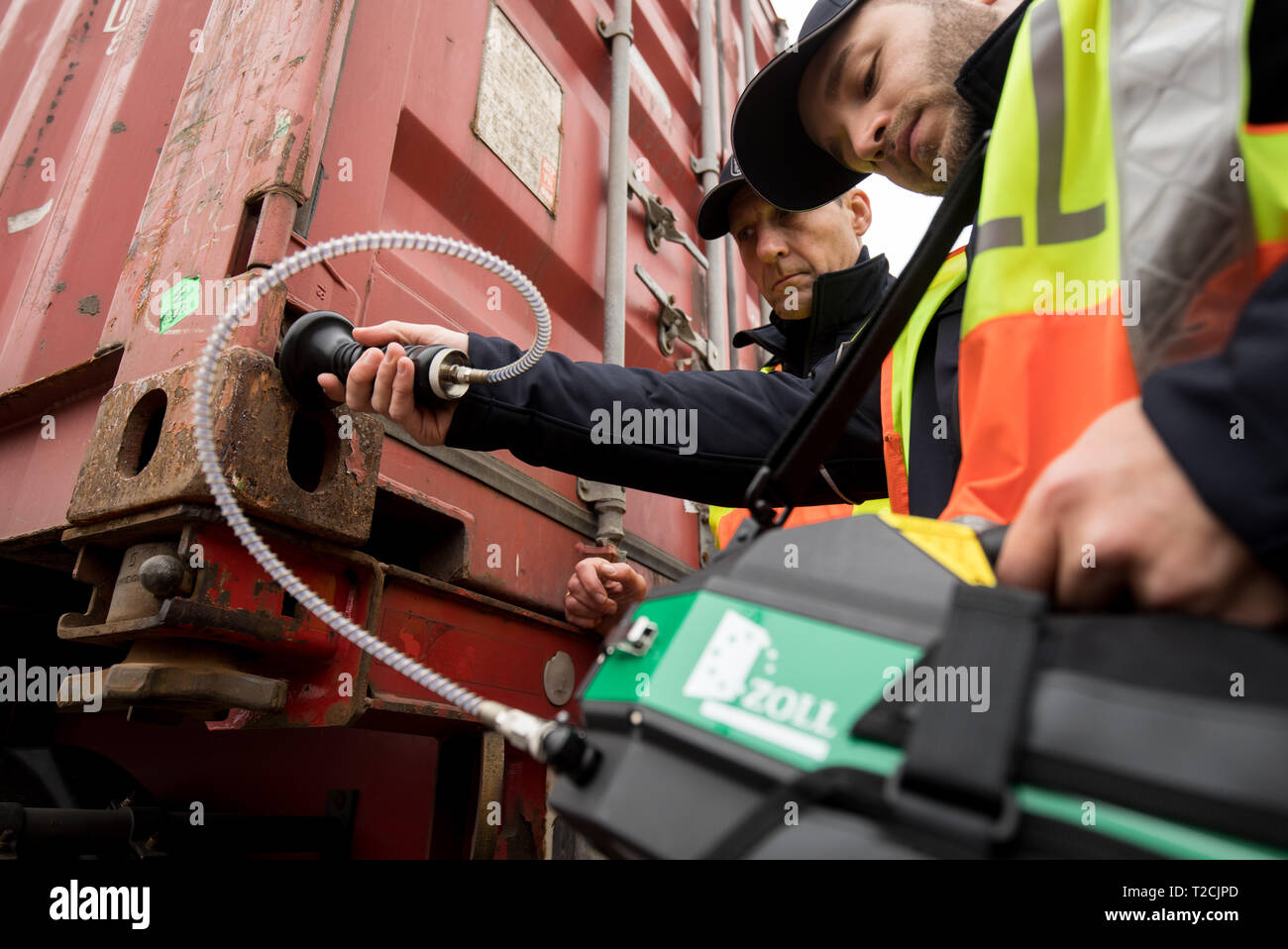 Hamburg, Germany. 21st Mar, 2019. Customs officers at the Hamburg ...
