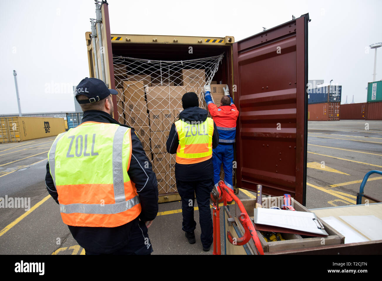 Hamburg, Germany. 21st Mar, 2019. Customs officer of the customs office  Hamburg checking contents of a