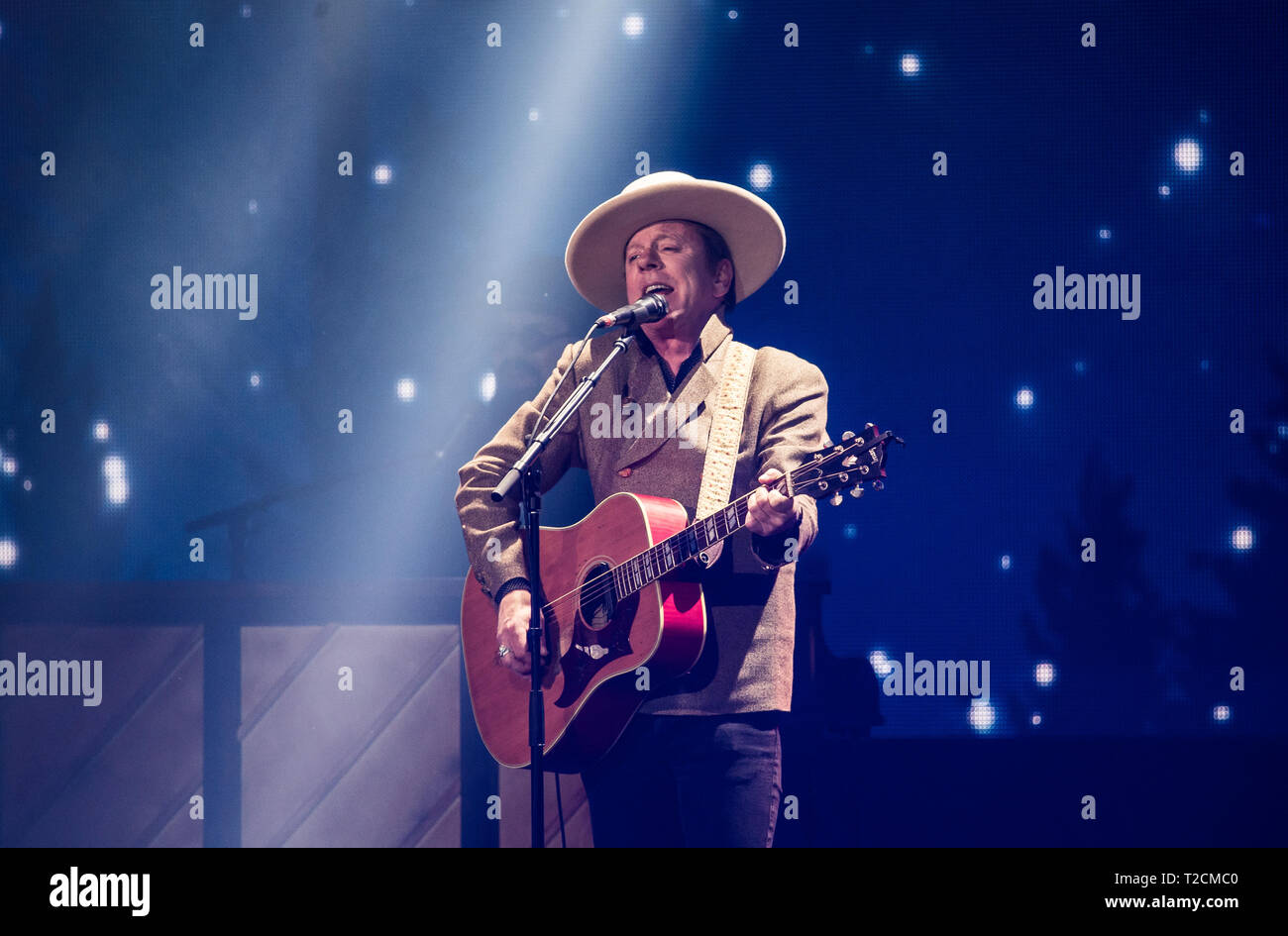 Frankfurt, Germany. 1st Apr 2019. Kiefer Sutherland, actor and singer, performs on stage. The Live Entertainment Award (LEA) is presented to concert and show organisers, managers, agents and venue operators from German-speaking countries. Photo: Andreas Arnold/dpa Credit: dpa picture alliance/Alamy Live News Stock Photo