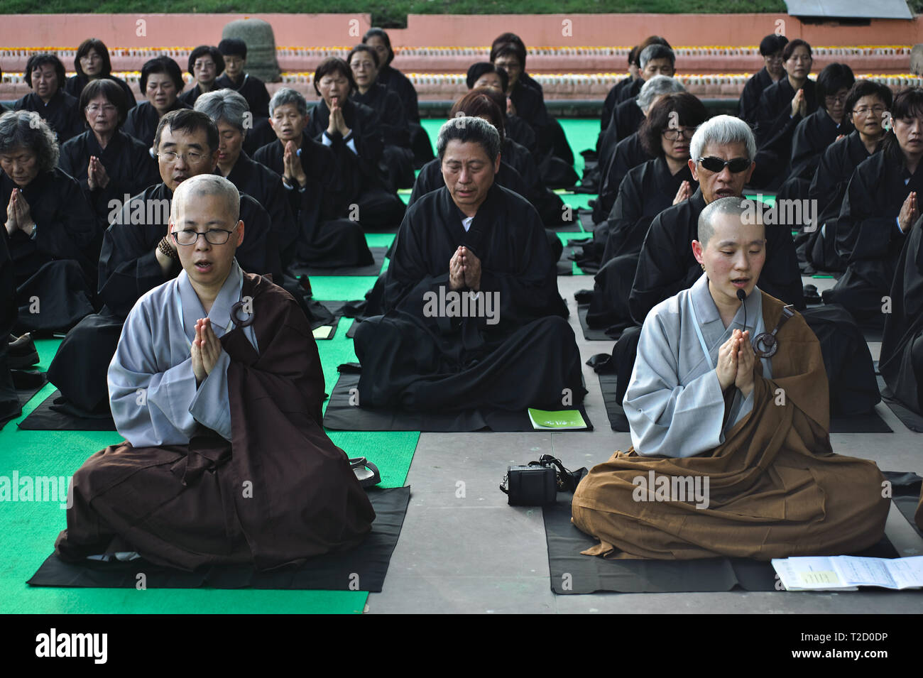 Taiwanese buddhist nuns and pilgrims are worshipping at the Mahabodhi temple ( India) Stock Photo