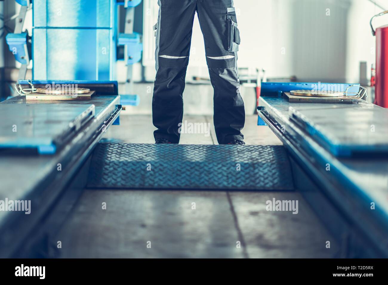Car alignment platform hi-res stock photography and images - Alamy
