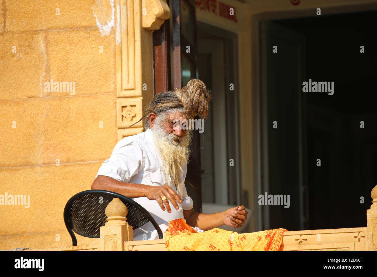 Sadhu old Man old man ties his hair under the turban - Rajasthan - Jaisalmer Stock Photo