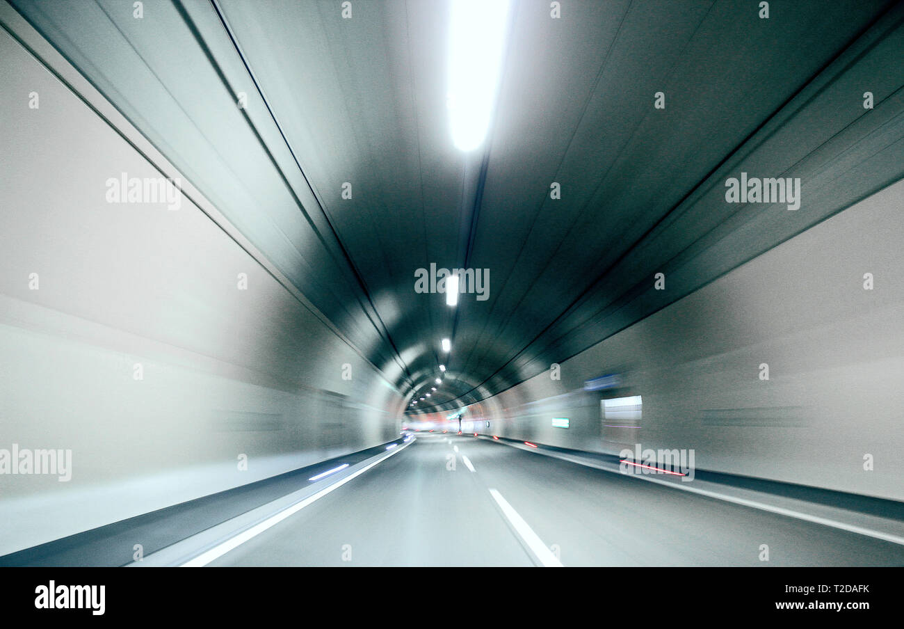 beleuchteter, sehr heller Autotunnel Stock Photo