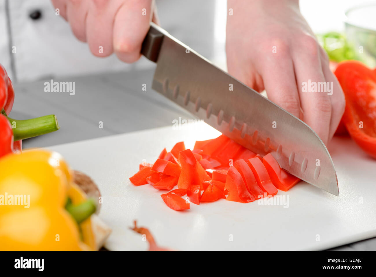 https://c8.alamy.com/comp/T2DAJE/chef-dicing-a-red-bell-pepper-with-a-sharp-santoku-knife-cooking-healthy-eating-vegetarian-food-T2DAJE.jpg
