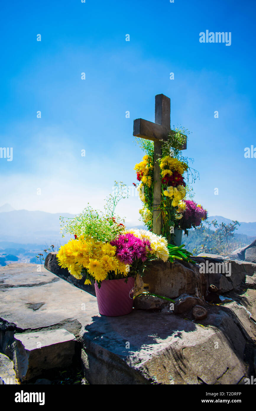altar maya con cruz y flores Stock Photo