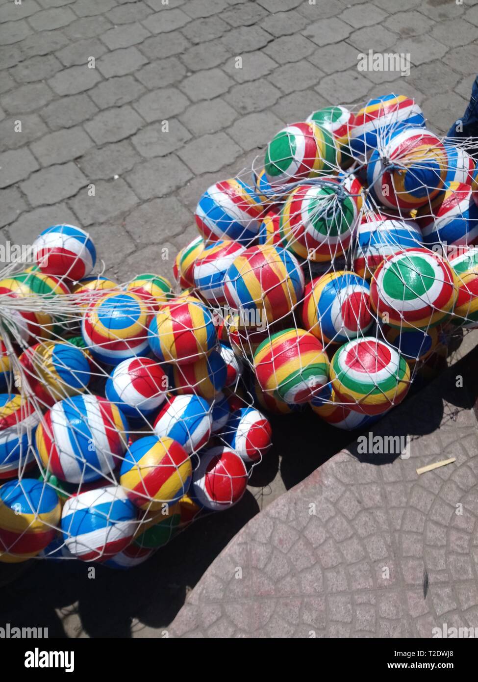 pelotas de hule de árbol tradicional maya culture Guatemala juguetes de infancia ferias titulares de cajola xela vidas únicas  de pueblos originarios Stock Photo