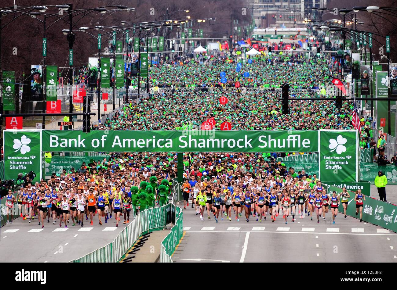 Running event runners starting line sports hi-res stock photography and  images - Alamy